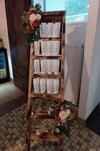 ETAGERE ESCABEAU A GOBELETS